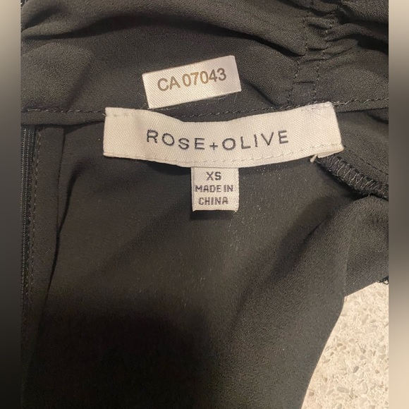 🖤ROSE +OLIVE🖤Black sleeveless blouse in XS.Beautiful detail on the neck. - Picture 9 of 12